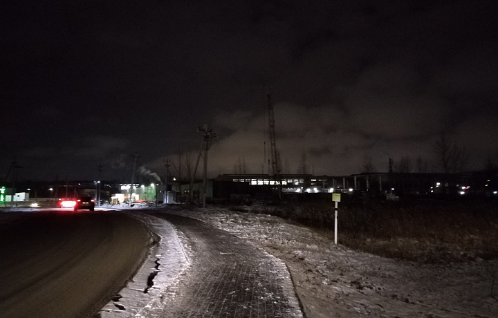 Жители ЖК «Самовароff» пожаловались, что им приходится идти к остановке в потемках