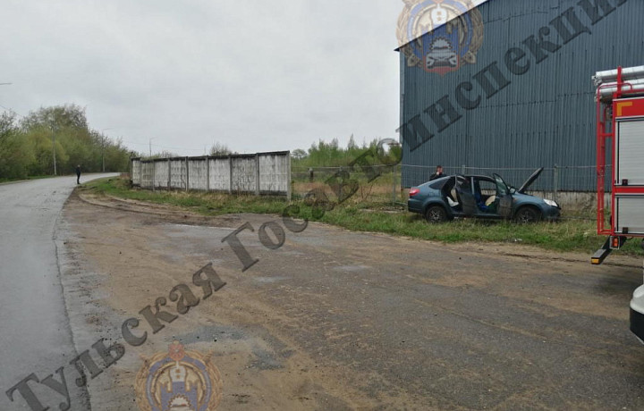 Водитель Lada скончалась после того, как врезалась в бетонный забор в Донском