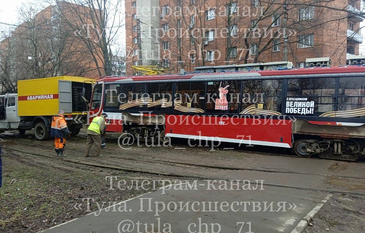Трамвай сошел с рельсов на улице Кирова в Туле – движение парализовано