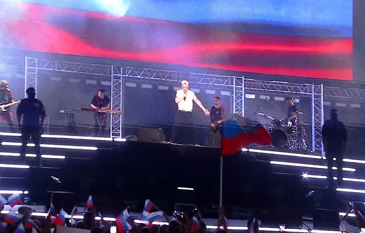 SHAMAN спел с бойцами ОМОНа на фестивале в Крыму