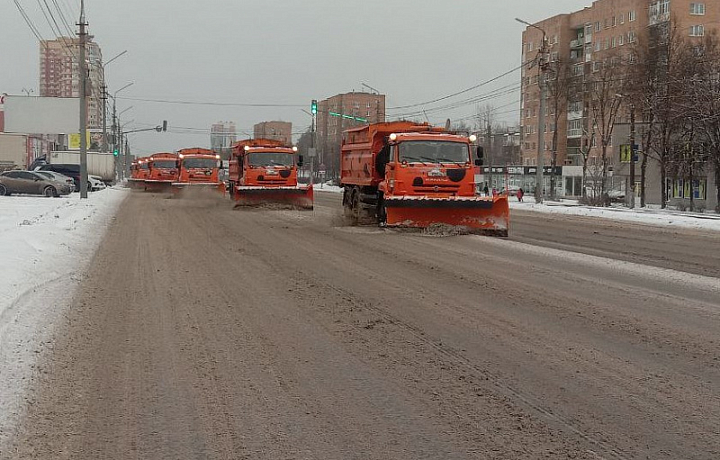 150 единиц техники вышли на уборку Тулы от снега 9 декабря