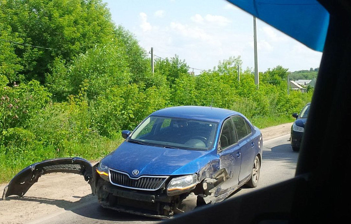 В Тульской области в результате ДТП у машины отлетел бампер и отвалилось колесо