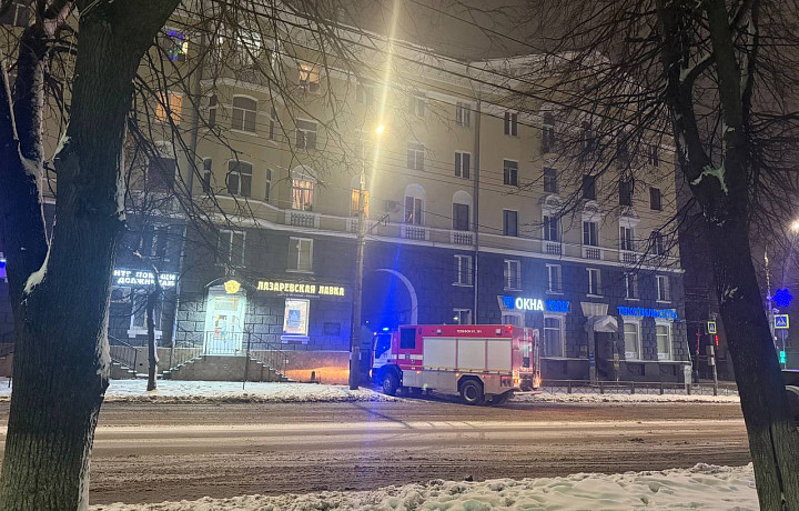 Два пожарных расчета заметили около дома на улице Первомайской в Туле