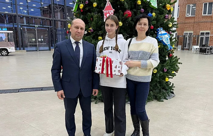 Дмитрий Марков подарил кресло и «умную» колонку школьнице из Тулы в рамках «Елки желаний»