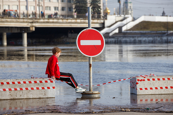 Заплыв у детского городка, затопленное кафе и завораживающая водная гладь: фоторепортаж с набережной в центре Тулы