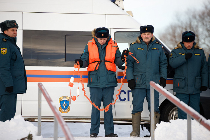 Тульские спасатели провели тренировку по спасению людей из водоемов