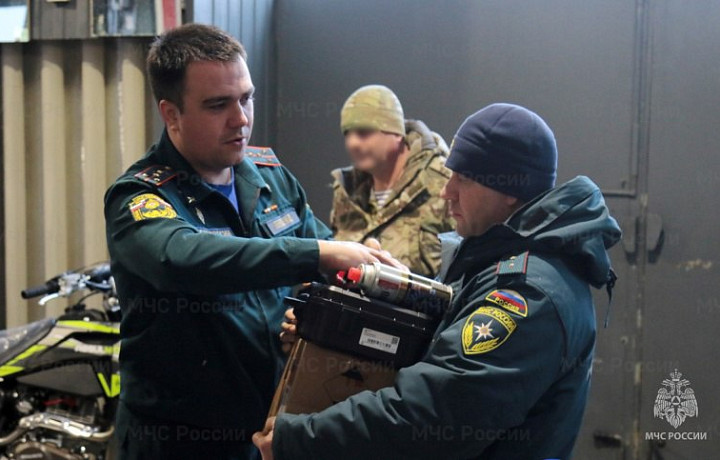 Тульские спасатели передали гуманитарную помощь в Курскую область