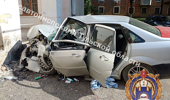 В Киреевском районе водитель Ford потерял управление и врезался в здание