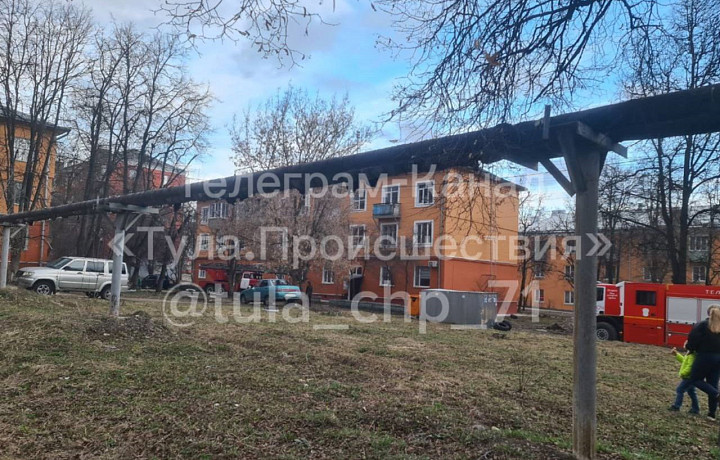 Во дворе на улице Шухова в Туле произошел пожар