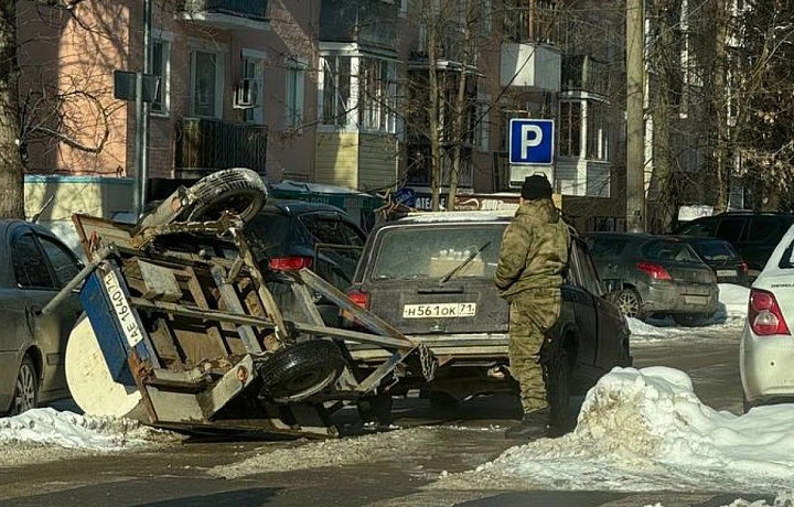 В Туле на улице Свободы перевернулся прицеп с цистерной молока