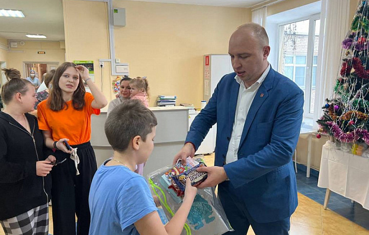 Юным пациентам Ваныкинской больницы в Туле вручили подарки