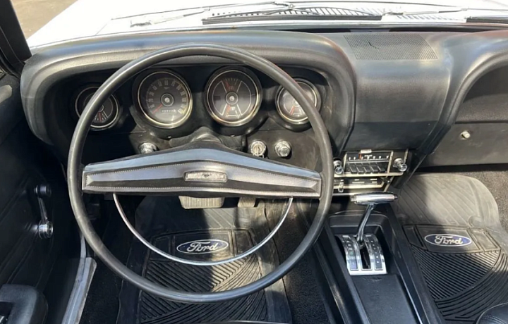 Pontiac LeMans, Mercedes, Ford Mustang: какие люксовые машины продают в Туле