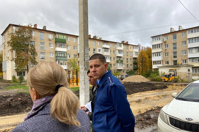Прокуратура Новомосковска проверила двор, в котором мальчик упал в строительный котлован