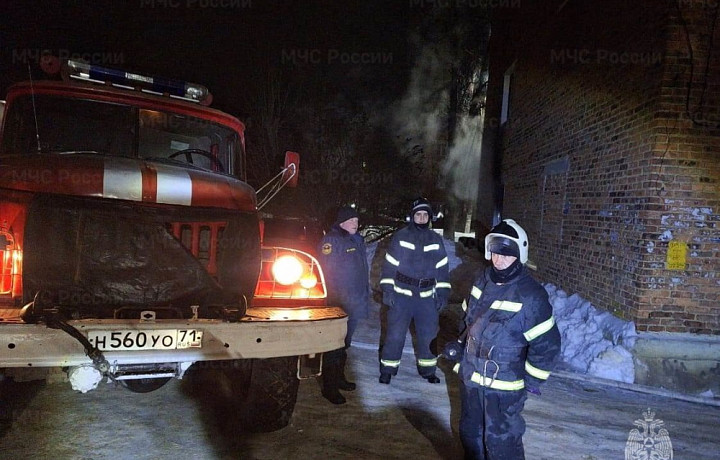 Спасатели эвакуировали девять человек из-за пожара в многоэтажке в Донском