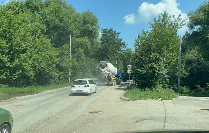 «Дороги разбили, а теперь покусились на единственный мост»: жители Тулы пожаловались на большегрузы, которые ездят по разрушающемуся путепроводу
