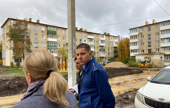 Прокуратура Новомосковска проверила двор, в котором мальчик упал в строительный котлован