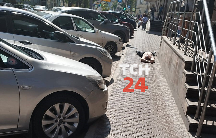 Полуголый гость со свадьбы лег загорать в центре Тулы