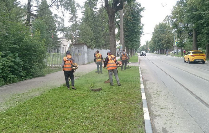 Около 90 единиц техники вышли на уборку Тулы 30 июня