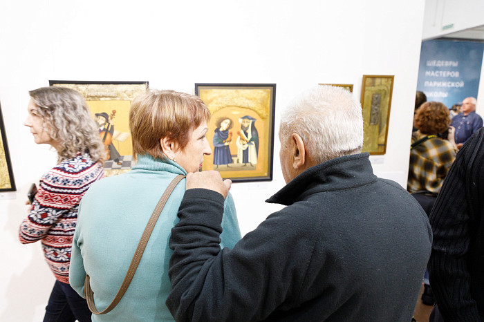 Таинственные маски и средневековые мотивы: в Туле открылась выставка художника Александра Майорова