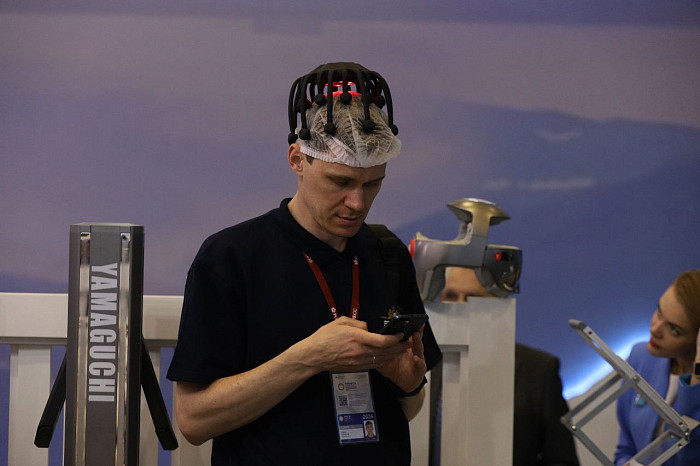 Люди, машины, роскошь: яркие фото третьего дня ПМЭФ-2024