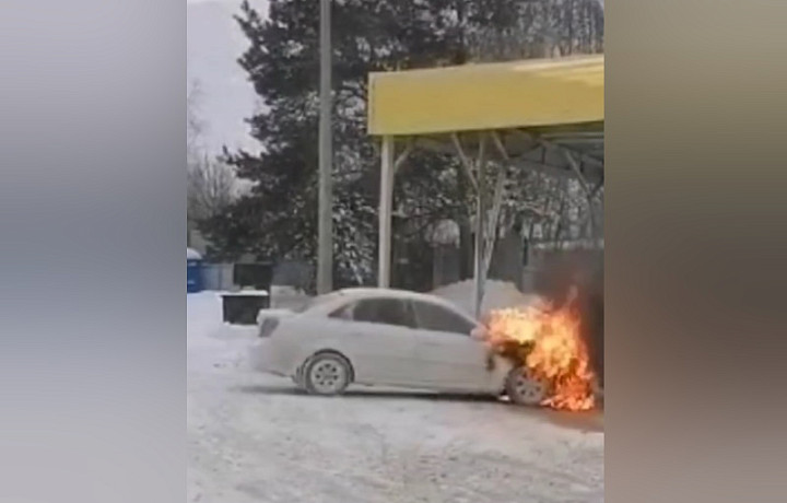 На АЗС на улице Рязанской в Туле загорелась машина