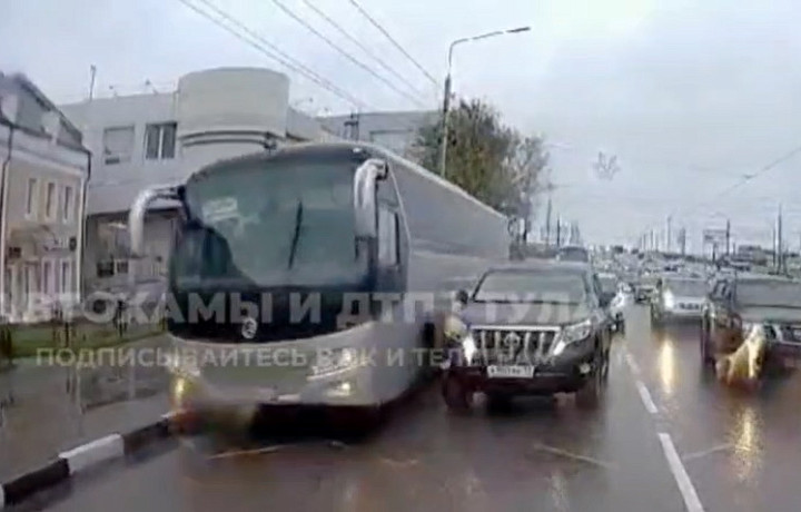 В Туле автобус «изодрал» почти половину машины Toyota Land Cruiser Prado