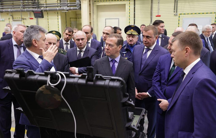 Дмитрий Медведев посетил тульские оборонные предприятия