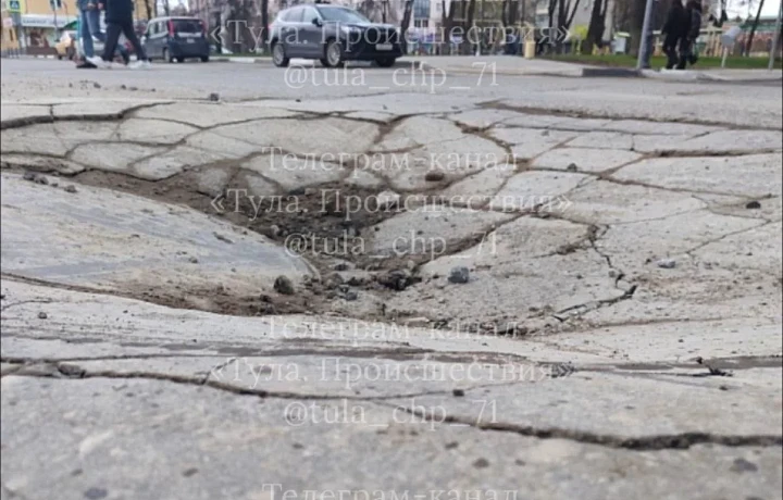 Туляки пожаловались на опасный провал люка на улице Фридриха Энгельса