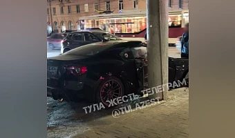 Легковушка влетела в столб боком на улице Советской в Туле