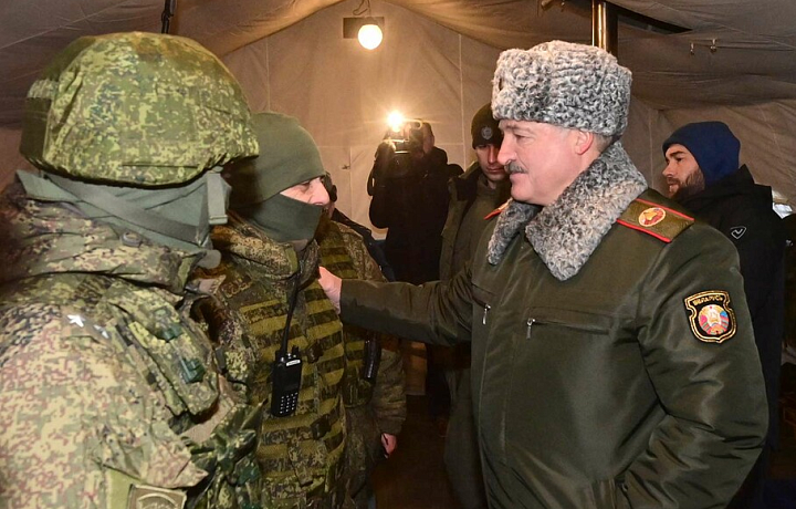 Президент Белоруссии Лукашенко посетил полигон, где размещены мобилизованные из Тульской области