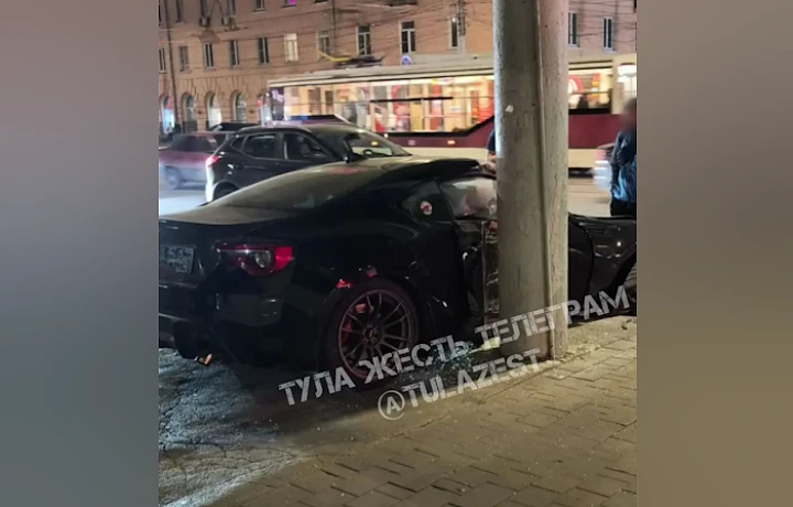 Легковушка влетела в столб боком на улице Советской в Туле