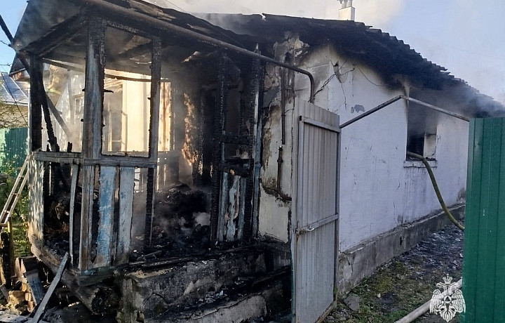 Пенсионер пострадал на пожаре в жилом доме в Чекалине Суворовского района