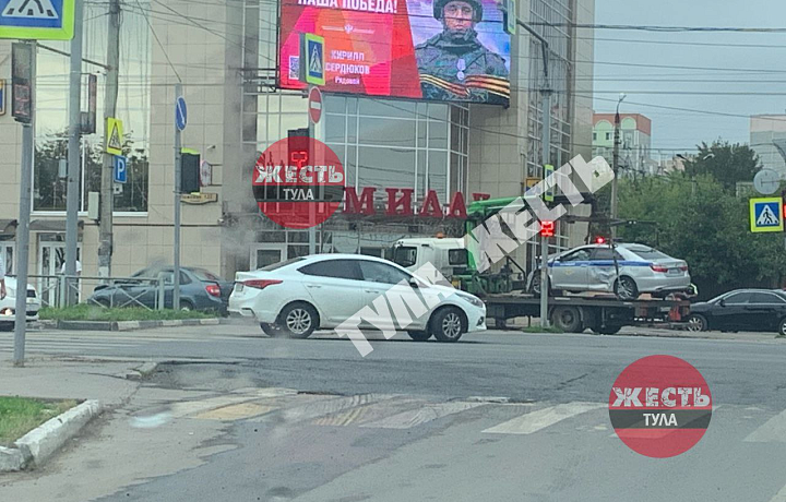 На пересечении улиц Ложевой и Степанова в Туле произошло ДТП с участием машины ДПС