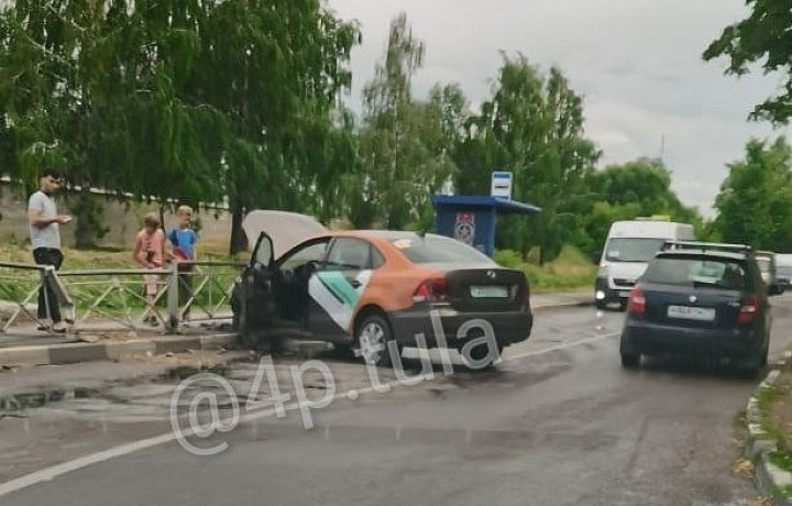 В Туле на улице Новомосковской автомобиль каршеринга снес забор