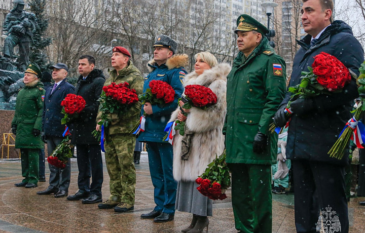 Дюмин принял участие в открытии памятнику погибшему министру МЧС России Евгению Зиничеву