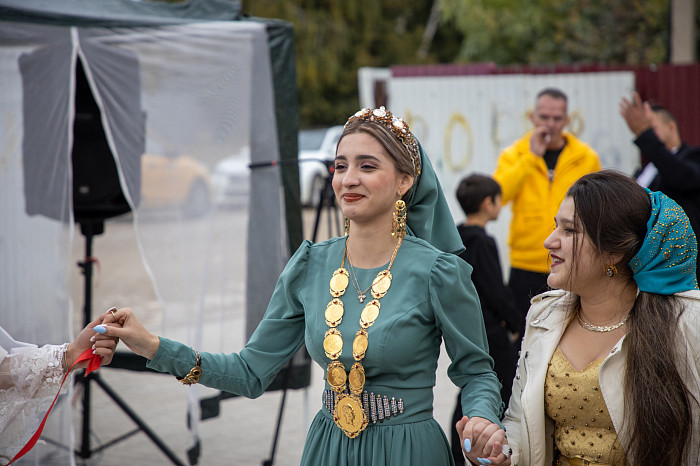 Молодожены-подростки и пир горой: как в тульском Плеханово отмечают цыганские свадьбы