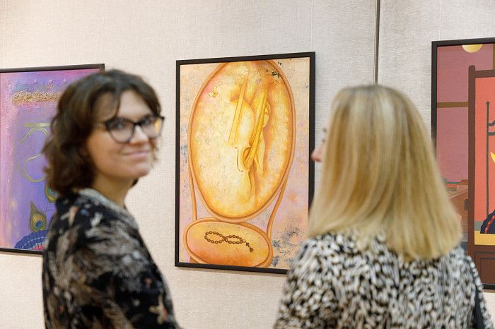 Таинственные маски и средневековые мотивы: в Туле открылась выставка художника Александра Майорова