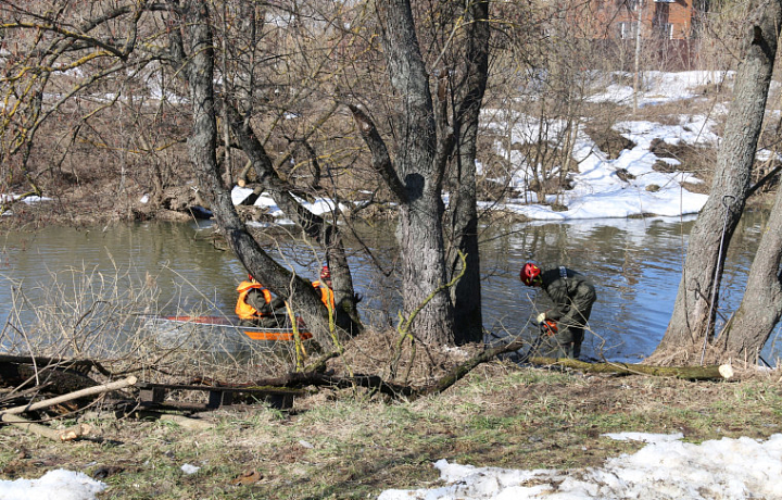 Спасатели извлекают из тульских рек мебель, холодильники и покрышки при расчистке русел