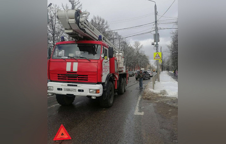 На улице Кирова в Туле легковой автомобиль столкнулся с пожарной автолестницей