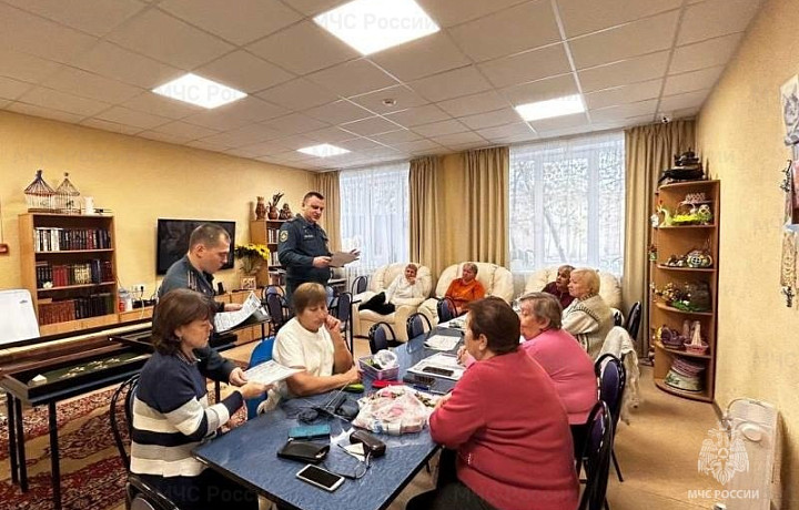 Тульские спасатели провели инструктажи в Суворовском и Дубенском районах