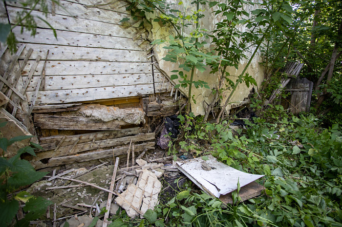 «Дыры в стенах закрываем куртками»: как жители аварийного дома в Щекинском районе пять лет ждут расселения