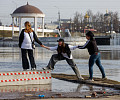 Заплыв у детского городка, затопленное кафе и завораживающая водная гладь: фоторепортаж с набережной в центре Тулы