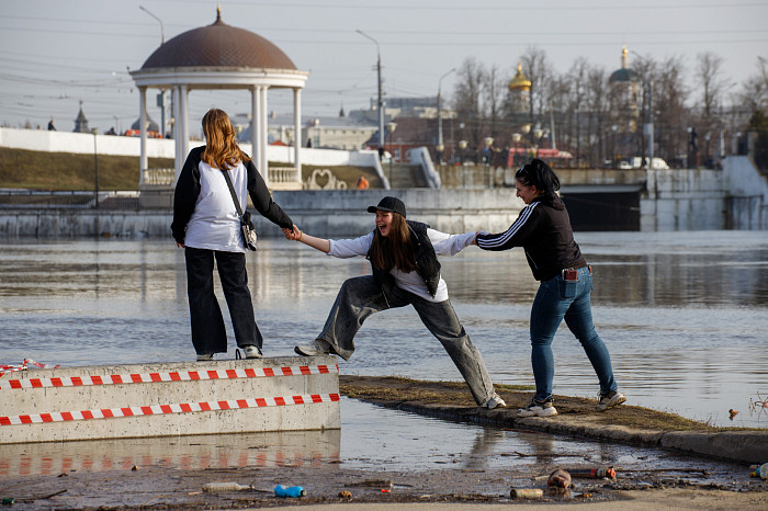 Заплыв у детского городка, затопленное кафе и завораживающая водная гладь: фоторепортаж с набережной в центре Тулы