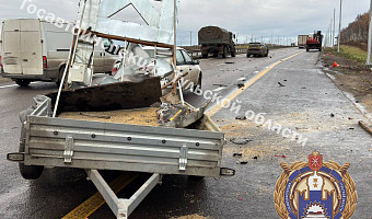 Внедорожник врезался в припаркованную «Ладу» и сбил пешехода на трассе М-4 в Тульской области