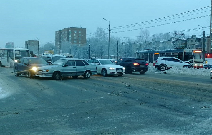 На проспекте Ленина в Туле произошло массовое ДТП из четырех машин и трамвая