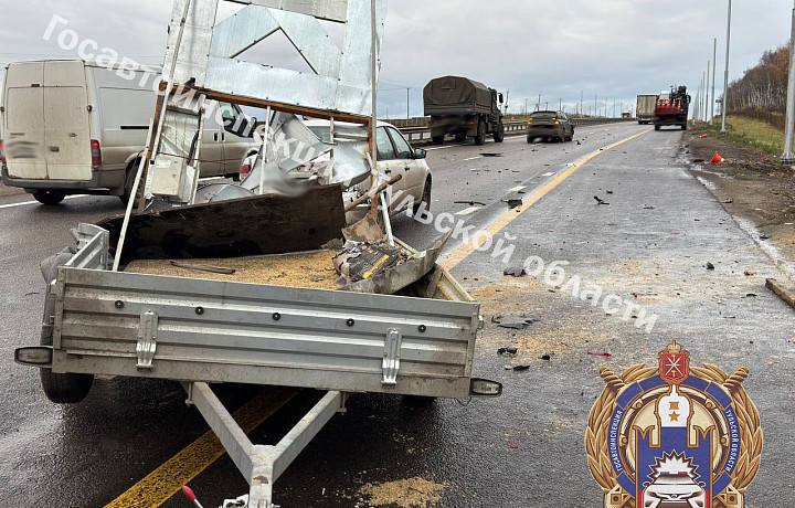 Внедорожник врезался в припаркованную «Ладу» и сбил пешехода на трассе М-4 в Тульской области