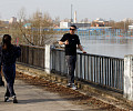 Заплыв у детского городка, затопленное кафе и завораживающая водная гладь: фоторепортаж с набережной в центре Тулы