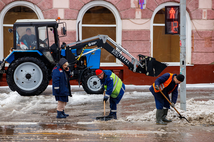 Улица полна снегожидкостей: фоторепортаж с затопленных дорог и тротуаров Тулы