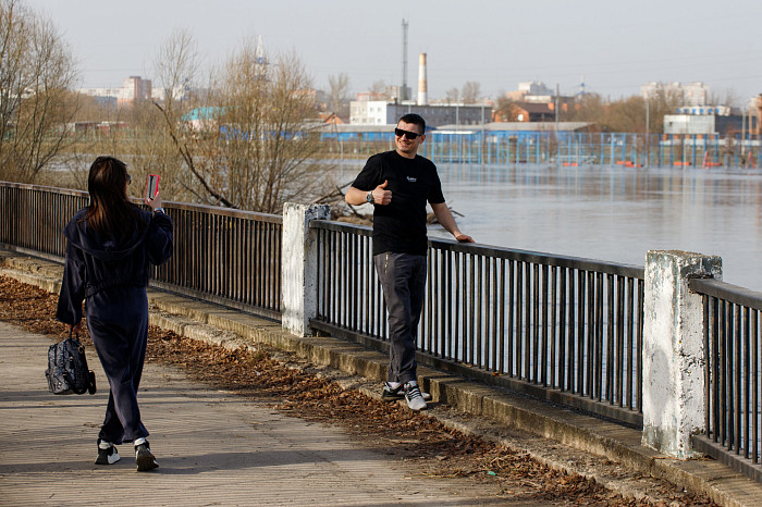 Заплыв у детского городка, затопленное кафе и завораживающая водная гладь: фоторепортаж с набережной в центре Тулы