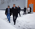 Дюмин посетил новый футбольный манеж в Туле: осмотрел объект, обнялся с детьми, помог ребенку завязать шнурки